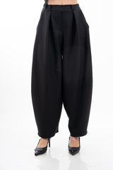 modella indossando Pantalone balloon in poliviscosa con pinces colore Nero Unica