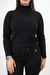 modella indossando Dolcevita CozyCable spalle treccia colore Nero Unica