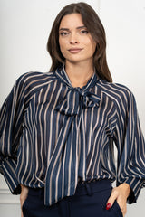 modella indossando Camicia Brompton colore Blu Unica