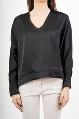 modella indossando Blusa ampia in raso cangiante con scollo a V e maniche a pipistrello colore Nero Unica