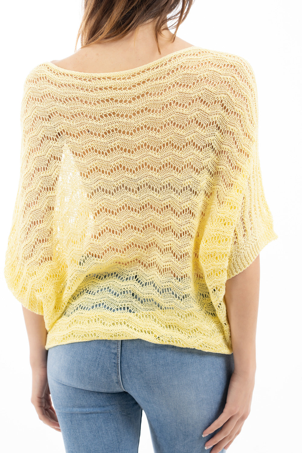 modella indossando Maglia traforata pipistrello a manica al gomito Made in Italy colore
