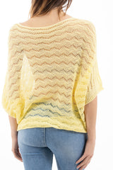 modella indossando Maglia traforata pipistrello a manica al gomito Made in Italy colore