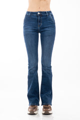 modella indossando Jeans flare elasticizzato con tasche oblique e gamba svasata colore
