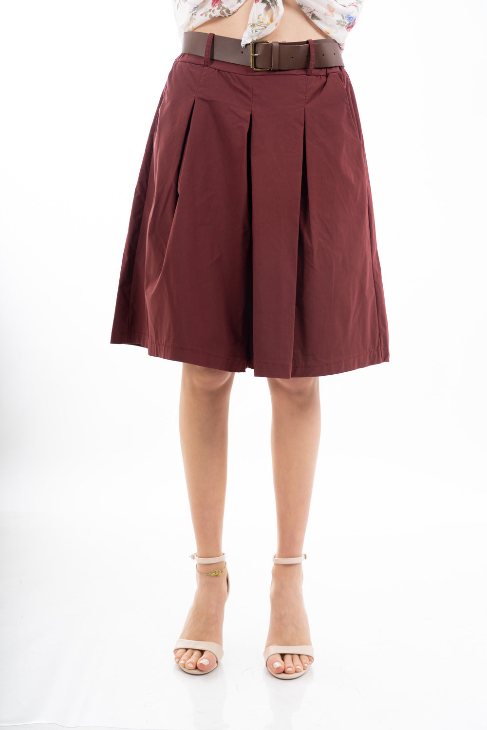 modella indossando Bermuda ampio con pinces in tela morbida elasticizzata e cintura colore Rosso India Unica