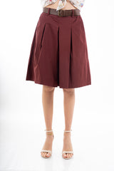 modella indossando Bermuda ampio con pinces in tela morbida elasticizzata e cintura colore Rosso India Unica
