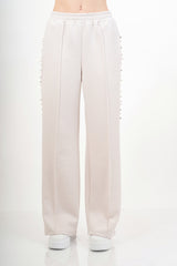 modella indossando Completo tuta con applicazioni gioiello e pantalone palazzo colore