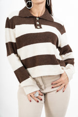 modella indossando Maglia a righe in misto lana modello polo Made in Italy colore Marrone Unica