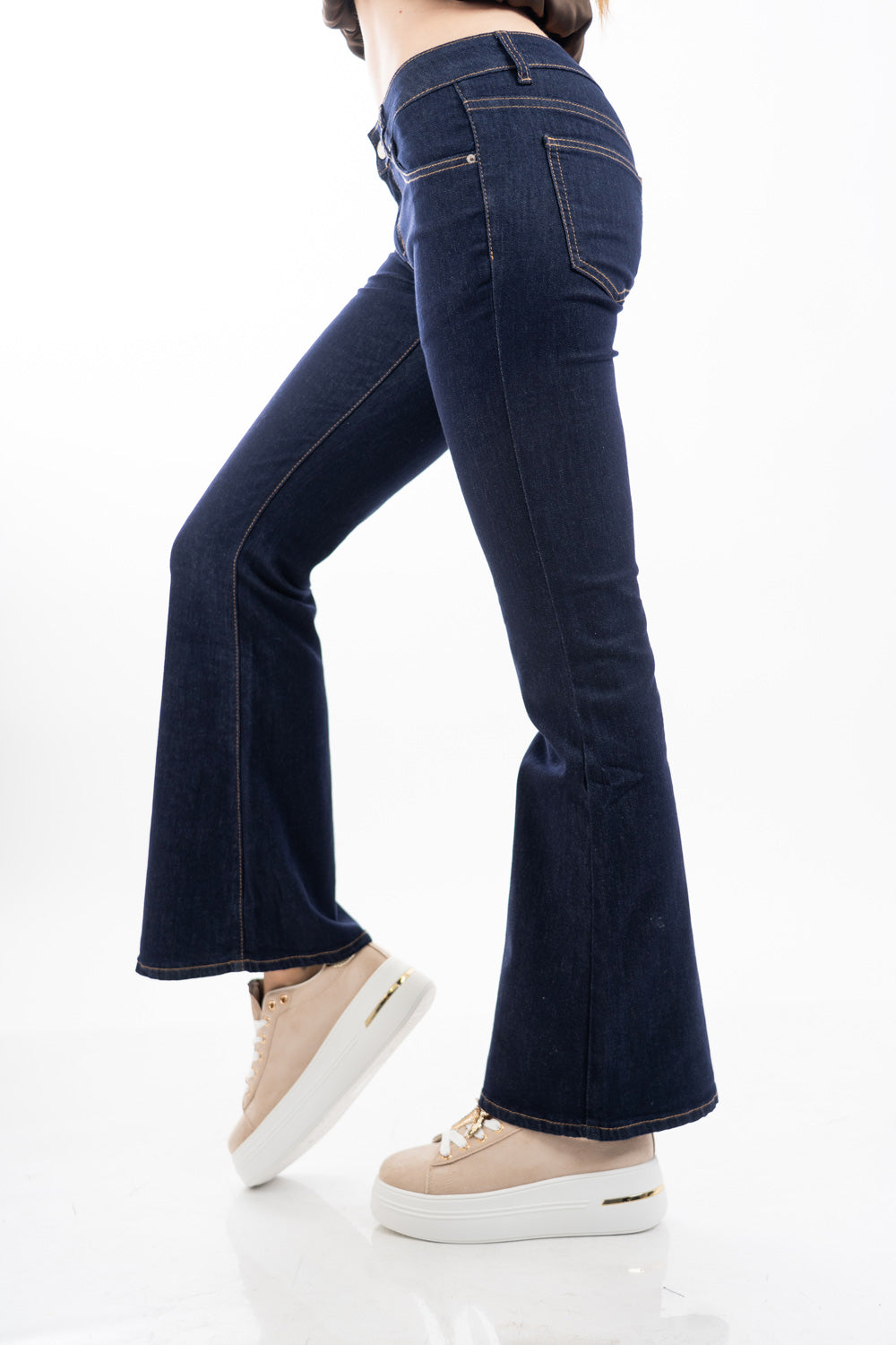 modella indossando Jeans flare in denim leggero elasticizzato a vita regolare effetto slanciato colore Denim Zero