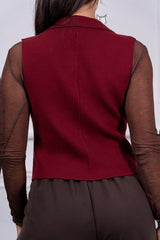 modella indossando Gilet Solenne in maglia con collo blazer colore