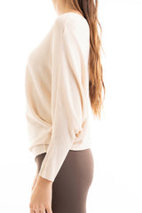 modella indossando Maglia pipistrello in filato leggero a costina orizzontale colore