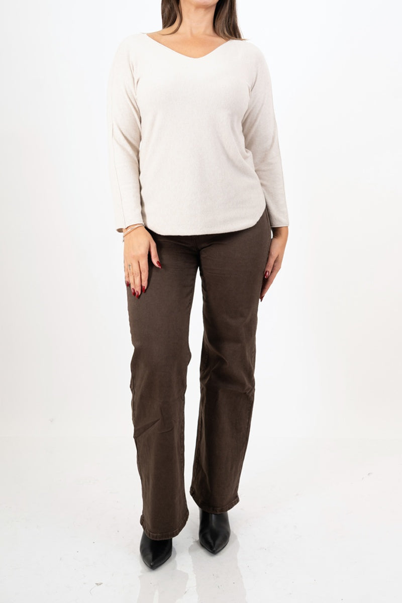 modella indossando Maglia SoftVibe in misto viscosa scollo a V colore