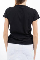 modella indossando T-shirt con colletto perle gioiello in cotone elasticizzato colore