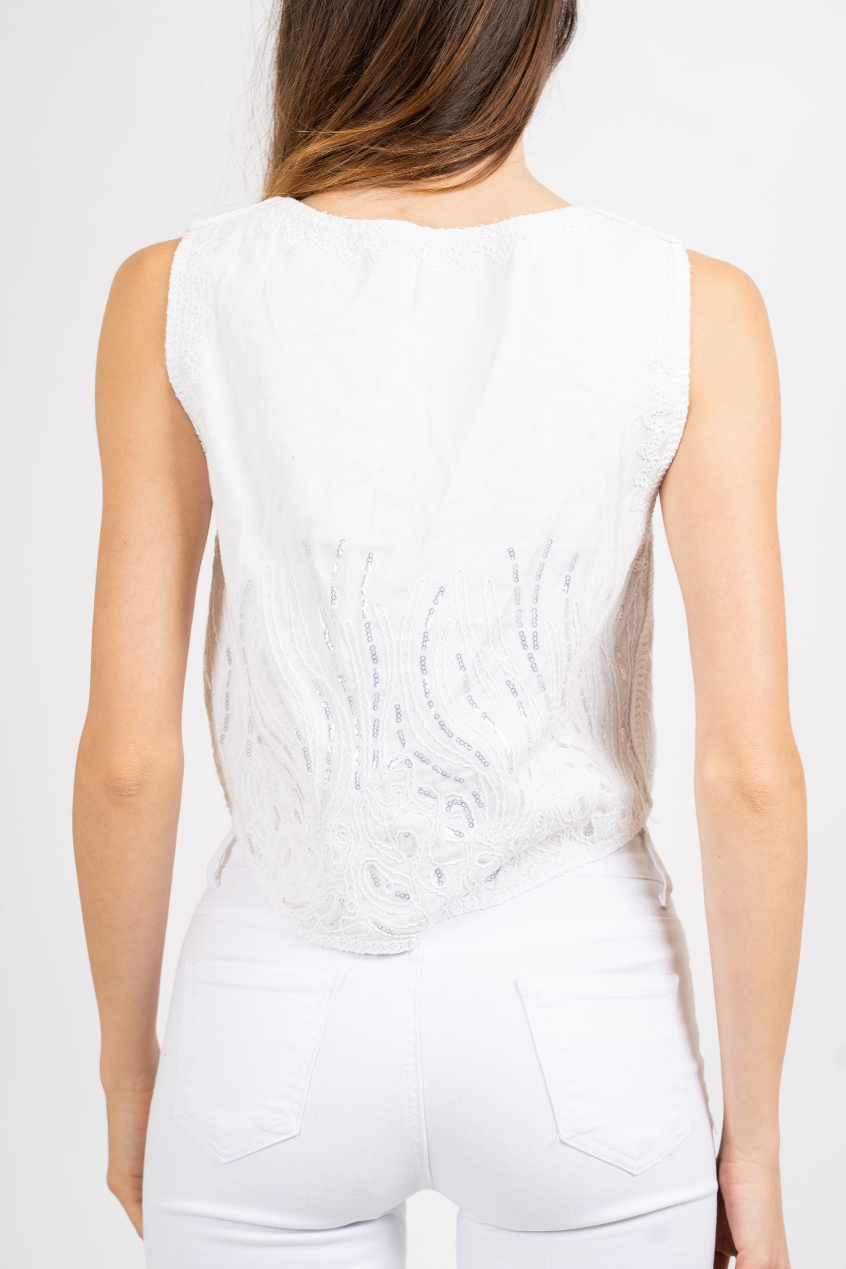 Gilet corto ricamato con paillettes.