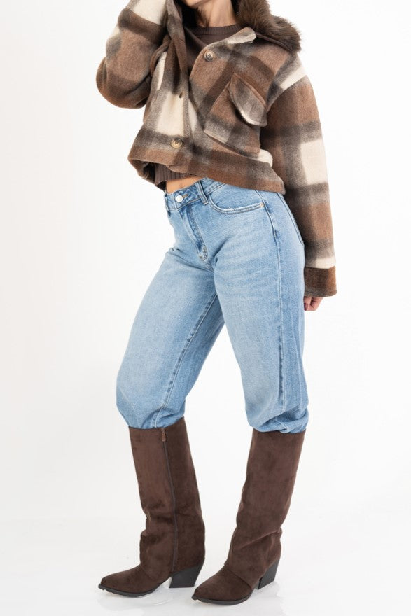 modella indossando Jeans balloon fit in denim – Lavaggio medio colore Denim Medio