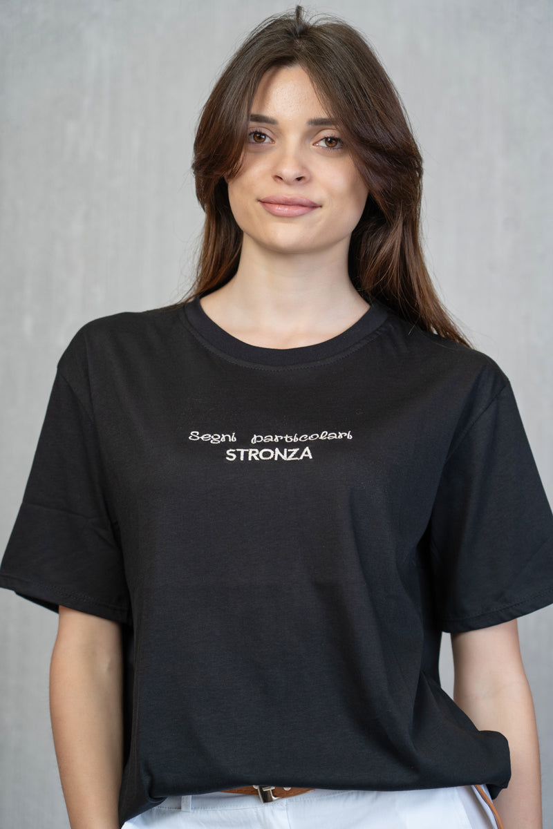 T-shirt Over in Cotone Elasticizzato nera con Ricamo Beige "Segni Particolari...."