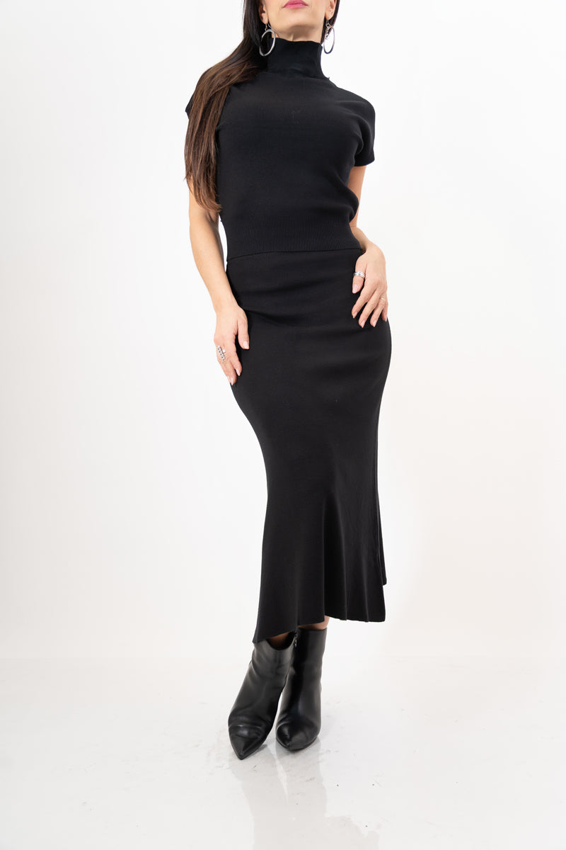 modella indossando Completo in maglia fine con dolcevita e gonna longuette in viscosa colore