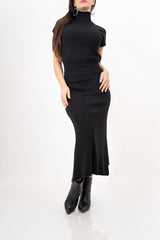 modella indossando Completo in maglia fine con dolcevita e gonna longuette in viscosa colore