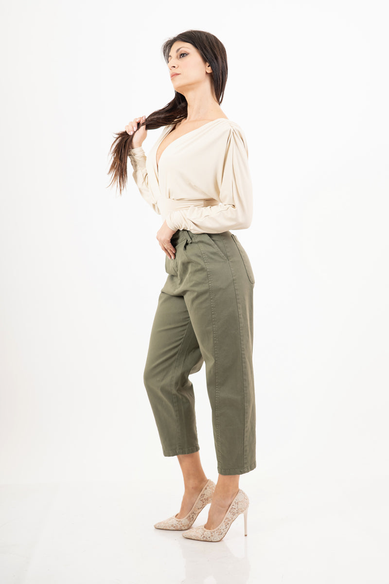 modella indossando Pantalone cropped in cotone verde militare Made in Italy colore