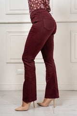 modella indossando Jeans Ravelle flare push-up Borgogna colore