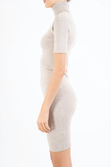 modella indossando Abito SoftDream dolcevita in viscosa elasticizzata colore