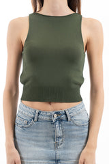 modella indossando Top smanicato in maglia di viscosa con fondo a costina colore Militare Unica