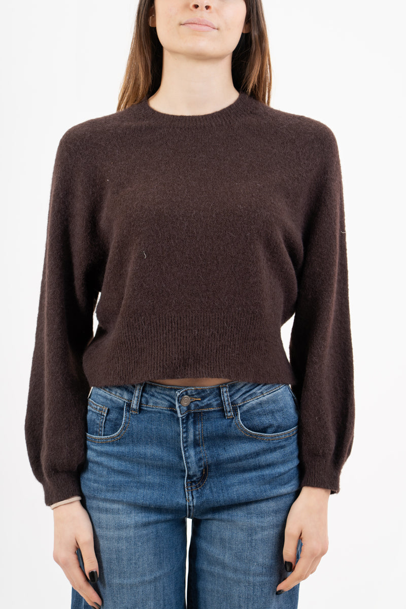 modella indossando Maglione morbido con manica ampia e bordo a costine colore Marrone Unica