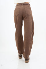 modella indossando Pantalone modello barrel in cotone elasticizzato marrone colore