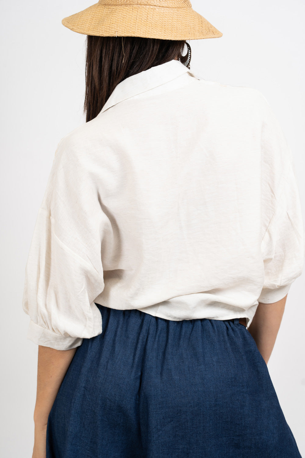 Camicia ampia con ricami floreali e nodo.