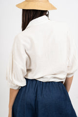 Camicia ampia con ricami floreali e nodo.