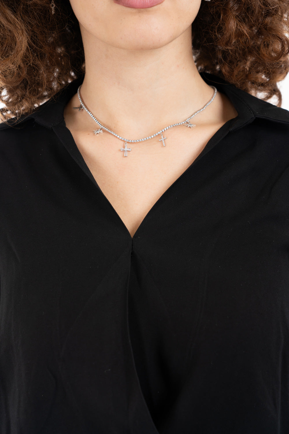 modella indossando Collana tennis con pendenti stella e croce in strass colore Argento Unica