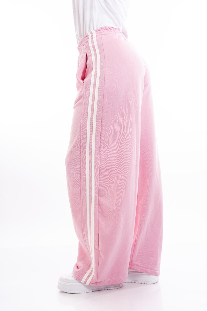modella indossando Pantalone palazzo in felpa con bande laterali e vita elasticizzata colore Rosa Unica