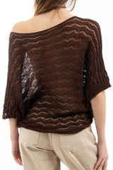modella indossando Maglia traforata pipistrello a manica al gomito Made in Italy colore