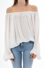 modella indossando Blusa in georgette velata con scollo elasticizzato e manica ampia sblusata colore