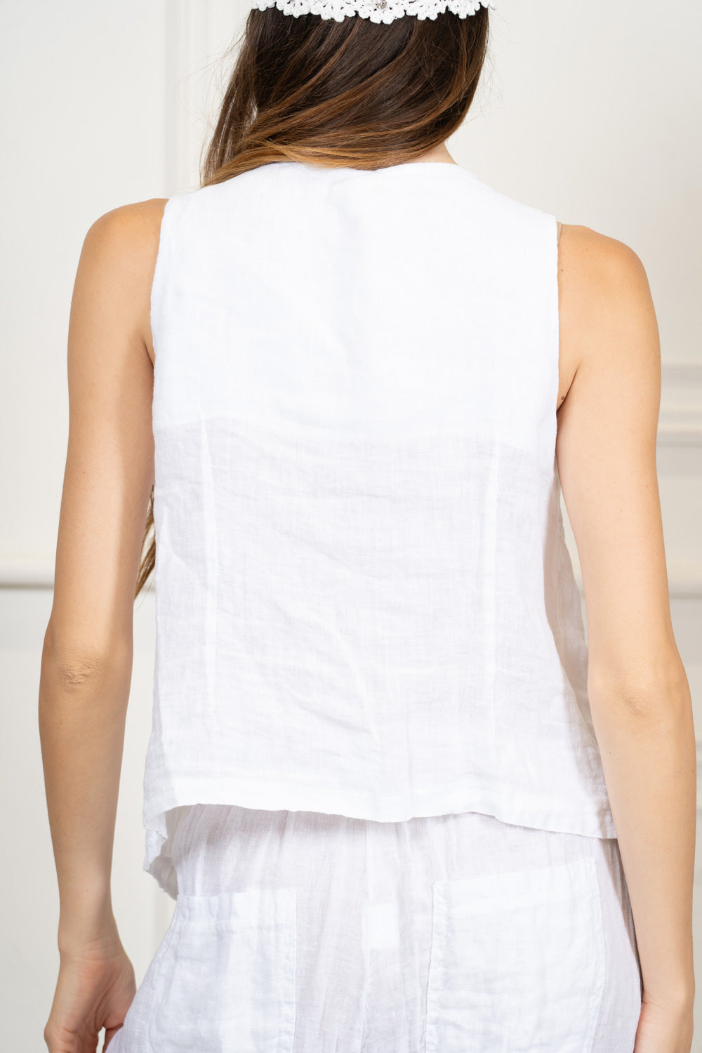 Gilet incrociato in puro lino con bottoni effetto legno.