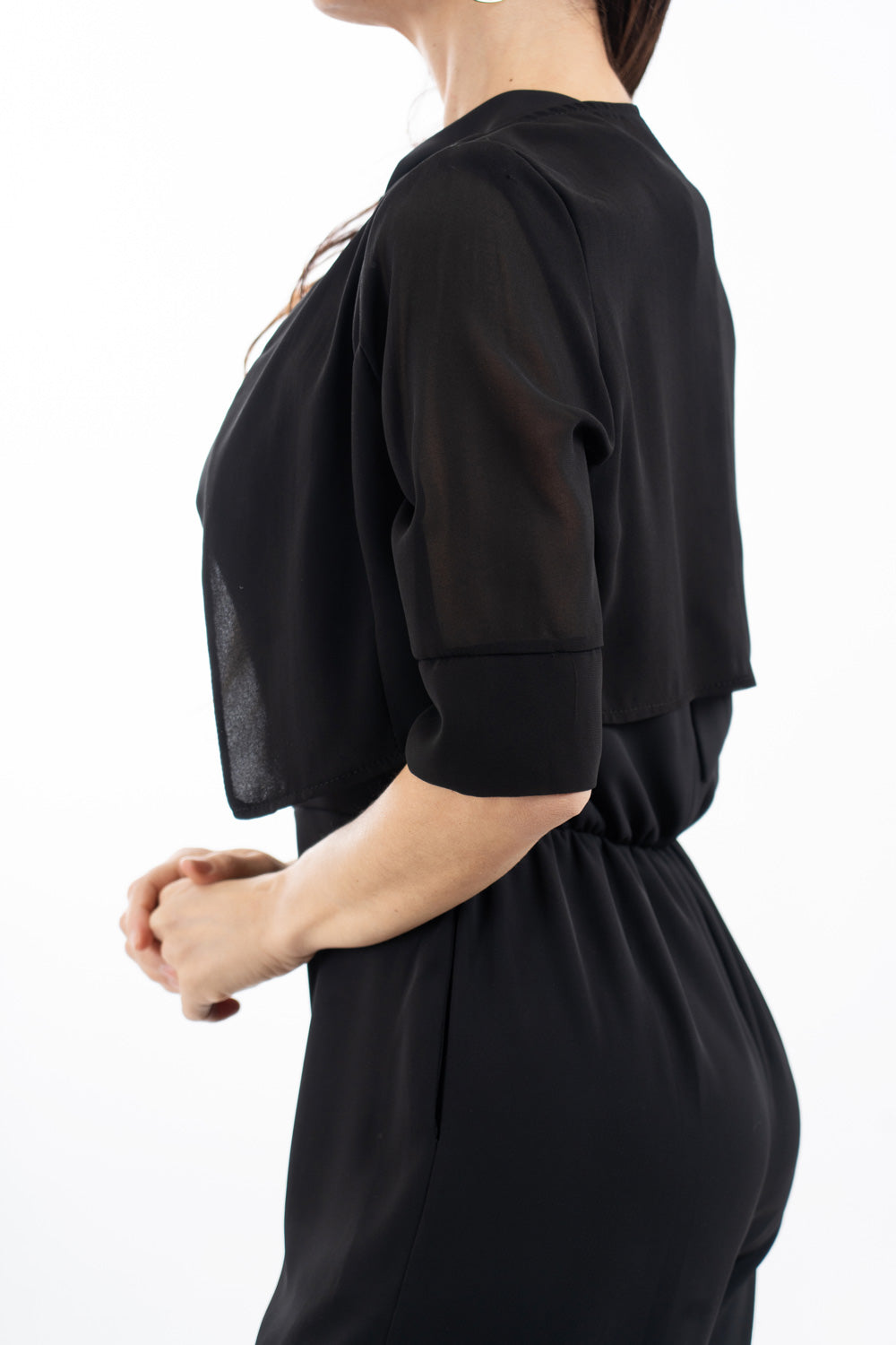 modella indossando Bolerino corto in georgette velata con manica 3/4 colore