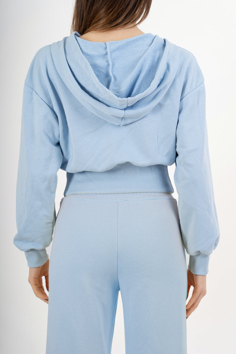 modella indossando Giacca felpa over con cappuccio e zip colore