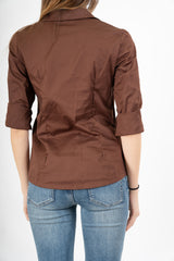 modella indossando Camicia avvitata in cotone elasticizzato marrone colore