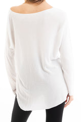 modella indossando Maglia over scollo V in misto viscosa con bordo pulito colore