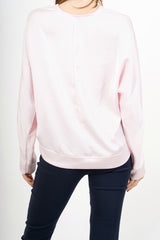 modella indossando Blusa ampia in raso cangiante con scollo a V e maniche a pipistrello colore