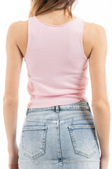 modella indossando Top smanicato in maglia di viscosa con fondo a costina colore