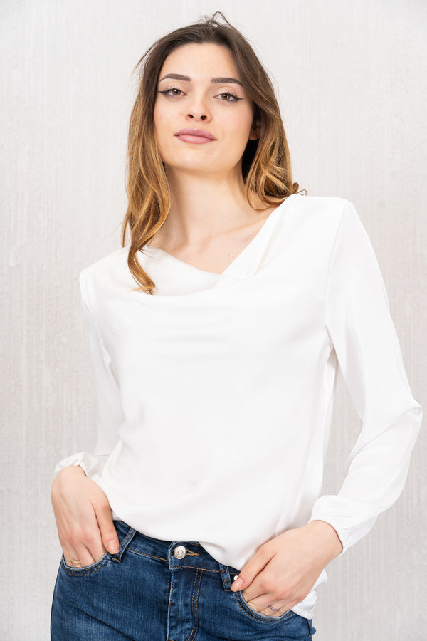 Blusa in raso con scollo morbido bianca