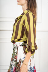 modella indossando Camicia Collo Coreana in Tencel a Righe Multicolor colore