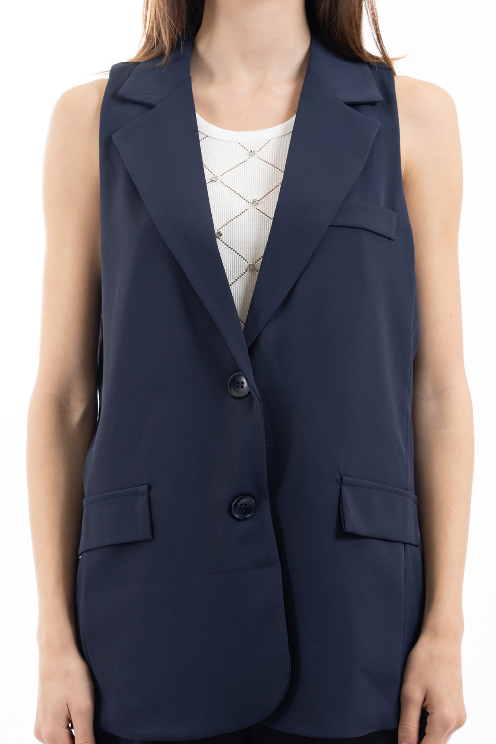 modella indossando Gilet sartoriale lungo con rever a lancia colore Blu Unica