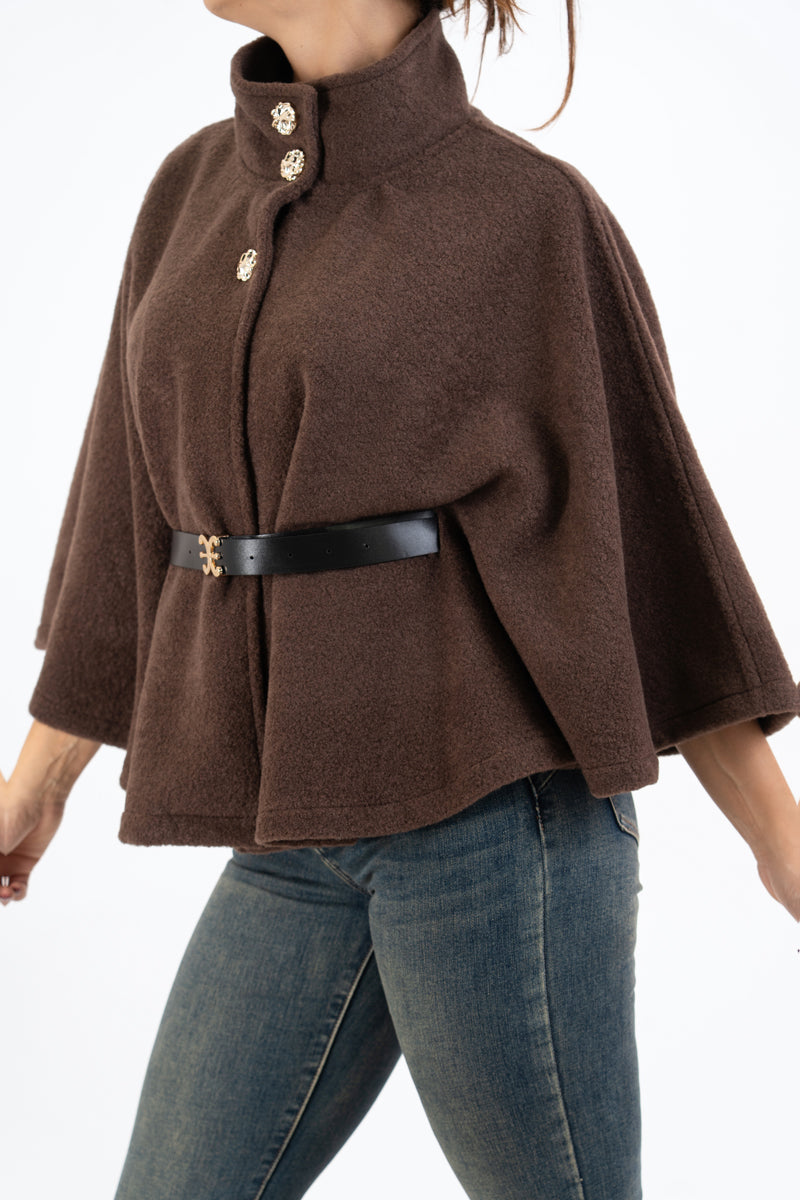 modella indossando Mantella GoldBelt con collo alto e cintura colore