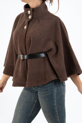 modella indossando Mantella GoldBelt con collo alto e cintura colore