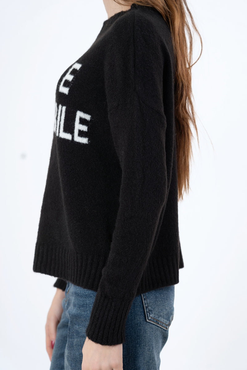 modella indossando Maglione girocollo con scritta “Bella e impossibile” in misto lana Made in Italy colore