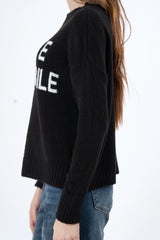 modella indossando Maglione girocollo con scritta “Bella e impossibile” in misto lana Made in Italy colore