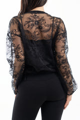 modella indossando Cardigan in pizzo floreale trasparente con scollo V colore