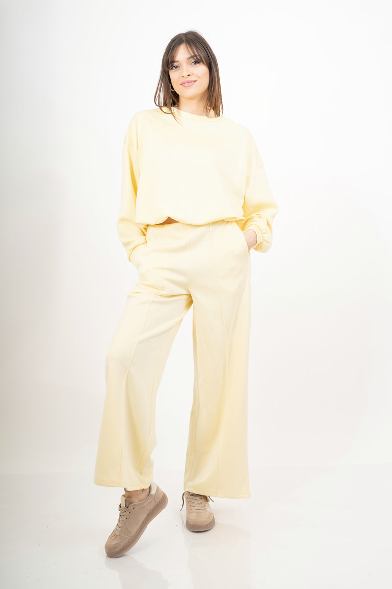 modella indossando Maglia felpa over con spalla scesa ed effetto palloncino colore