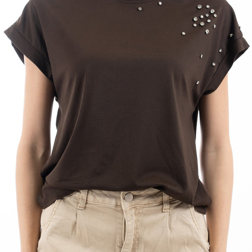 modella indossando T-shirt con spalla scesa e applicazioni strass su spalla in cotone elasticizzato colore Marrone Unica